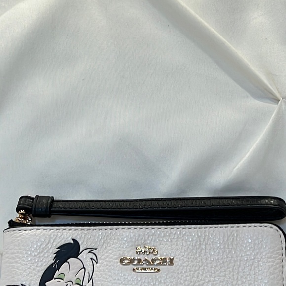 COACH X DISNEY Corner Zip Wristlet with Cruella De Vil Villain Bag NWT 🔥 - Picture 5 of 7